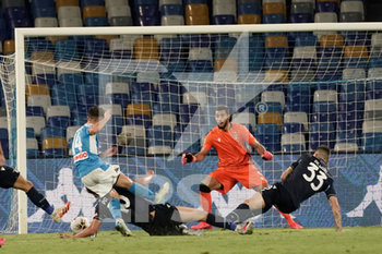 2020-08-01 - The foul of penalty granted to Napoli during the match Serie A TIM between SSC Napoli and SS Lazio on August 1, 2020 in Naples (Italy) at San Paolo Stadium Photo LPS/MARCO IORIO - NAPOLI VS LAZIO - ITALIAN SERIE A - SOCCER
