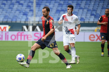 2020-09-20 - Milan Badelj (Genoa) in action - GENOA VS CROTONE - ITALIAN SERIE A - SOCCER