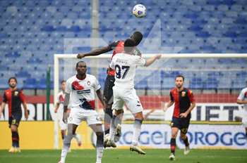 2020-09-20 - Simy Simeon Tochukwu Nwankwo (Crotone) , Christian Zapata (Genoa) , Emmanuel Rivière (Crotone) in action during the match Serie A TIM between CFC Genoa and FC Crotone on September 20,2020 in Genoa (Italy) at Marassi Stadium - GENOA VS CROTONE - ITALIAN SERIE A - SOCCER