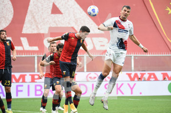 2020-09-20 - Paolo Ghiglione (Genoa), Vladimir Golemić (Crotone) in action during the match Serie A TIM between CFC Genoa and FC Crotone on September 20,2020 in Genoa (Italy) at Marassi Stadium - GENOA VS CROTONE - ITALIAN SERIE A - SOCCER