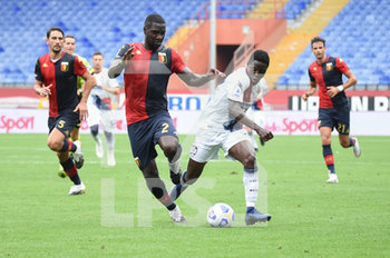 2020-09-20 - Christian Zapata (Genoa) , Augustus Kargbo (Crotone) in action during the match Serie A TIM between CFC Genoa and FC Crotone on September 20,2020 in Genoa (Italy) at Marassi Stadium - GENOA VS CROTONE - ITALIAN SERIE A - SOCCER