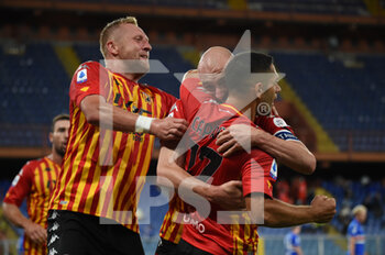 2020-09-26 - I giocatori del Benevento, festeggiano, dopo la rete del 2 a 2 - SAMPDORIA VS BENEVENTO - ITALIAN SERIE A - SOCCER