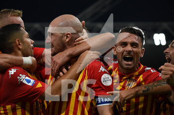 2020-09-26 - I giocatori del Benevento, festeggiano, dopo la rete del 2 a 2 - SAMPDORIA VS BENEVENTO - ITALIAN SERIE A - SOCCER