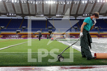 2020-09-27 - Ground staff cover the pitch with tarpaulins to protect it from rain before the Italian championship Serie A football match between AS Roma and Juventus FC on September 27, 2020 at Stadio Olimpico in Rome, Italy - Photo Federico Proietti / DPPI - AS ROMA VS JUVENTUS FC - ITALIAN SERIE A - SOCCER
