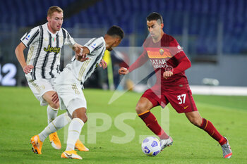 2020-09-27 - Leonardo Spinazzola of Roma (R), Danilo (C) and Dejan Kulusevski (L) of Juventus in action during the Italian championship Serie A football match between AS Roma and Juventus FC on September 27, 2020 at Stadio Olimpico in Rome, Italy - Photo Federico Proietti / DPPI - AS ROMA VS JUVENTUS FC - ITALIAN SERIE A - SOCCER