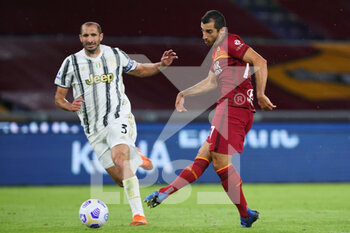 2020-09-27 - Giorgio Chiellini of Juventus (L) and Henrik Mkhitaryan of Roma (R) in action during the Italian championship Serie A football match between AS Roma and Juventus FC on September 27, 2020 at Stadio Olimpico in Rome, Italy - Photo Federico Proietti / DPPI - AS ROMA VS JUVENTUS FC - ITALIAN SERIE A - SOCCER