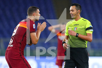 2020-09-27 - Edin Dzeko of Roma reacts against the referee Marco Di Bello during the Italian championship Serie A football match between AS Roma and Juventus FC on September 27, 2020 at Stadio Olimpico in Rome, Italy - Photo Federico Proietti / DPPI - AS ROMA VS JUVENTUS FC - ITALIAN SERIE A - SOCCER