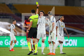 2020-09-27 - Referee Marco Di Bello shows yellow card to Adrien Rabiot during the Italian championship Serie A football match between AS Roma and Juventus FC on September 27, 2020 at Stadio Olimpico in Rome, Italy - Photo Federico Proietti / DPPI - AS ROMA VS JUVENTUS FC - ITALIAN SERIE A - SOCCER