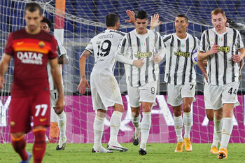 2020-09-27 - Cristiano Ronaldo of Juventus celebrates with his teammates after scoring 1-1 goal during the Italian championship Serie A football match between AS Roma and Juventus FC on September 27, 2020 at Stadio Olimpico in Rome, Italy - Photo Federico Proietti / DPPI - AS ROMA VS JUVENTUS FC - ITALIAN SERIE A - SOCCER