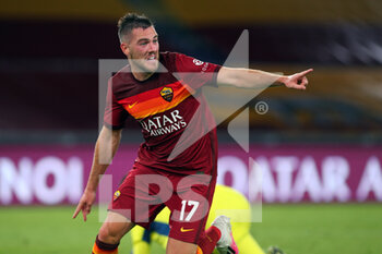 2020-09-27 - Jordan Veretout of Roma celebrates after scoring 2-1 goal during the Italian championship Serie A football match between AS Roma and Juventus FC on September 27, 2020 at Stadio Olimpico in Rome, Italy - Photo Federico Proietti / DPPI - AS ROMA VS JUVENTUS FC - ITALIAN SERIE A - SOCCER