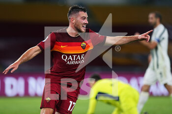 2020-09-27 - Jordan Veretout of Roma celebrates after scoring 2-1 goal during the Italian championship Serie A football match between AS Roma and Juventus FC on September 27, 2020 at Stadio Olimpico in Rome, Italy - Photo Federico Proietti / DPPI - AS ROMA VS JUVENTUS FC - ITALIAN SERIE A - SOCCER