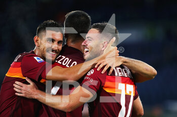 2020-09-27 - Jordan Veretout of Roma celebrates with his teammates after scoring 2-1 goal during the Italian championship Serie A football match between AS Roma and Juventus FC on September 27, 2020 at Stadio Olimpico in Rome, Italy - Photo Federico Proietti / DPPI - AS ROMA VS JUVENTUS FC - ITALIAN SERIE A - SOCCER