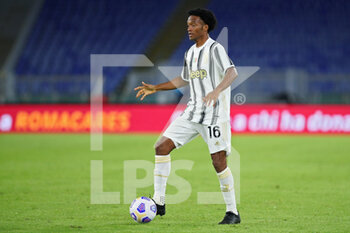 2020-09-27 - Juan Cuadrado of Juventus in action during the Italian championship Serie A football match between AS Roma and Juventus FC on September 27, 2020 at Stadio Olimpico in Rome, Italy - Photo Federico Proietti / DPPI - AS ROMA VS JUVENTUS FC - ITALIAN SERIE A - SOCCER