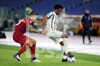 2020-09-27 - Gianluca Mancini of Roma (L) vies for the ball with Juan Cuadrado of Juventus (R) during the Italian championship Serie A football match between AS Roma and Juventus FC on September 27, 2020 at Stadio Olimpico in Rome, Italy - Photo Federico Proietti / DPPI - AS ROMA VS JUVENTUS FC - ITALIAN SERIE A - SOCCER