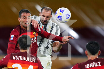 2020-09-27 - Leonardo Spinazzola of Roma (L) goes for a header with Giorgio Chiellini of Juventus (R) during the Italian championship Serie A football match between AS Roma and Juventus FC on September 27, 2020 at Stadio Olimpico in Rome, Italy - Photo Federico Proietti / DPPI - AS ROMA VS JUVENTUS FC - ITALIAN SERIE A - SOCCER