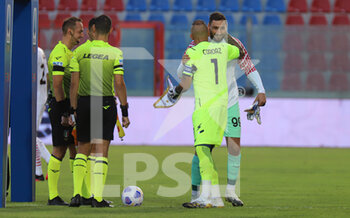 2020-09-27 - Alex Cordaz (portiere FC Crotone) e Gigio Donnarumma (portiere AC Milan) - CROTONE VS MILAN - ITALIAN SERIE A - SOCCER