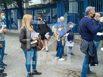 2020-09-27 - supporters in the entry zone - HELLAS VERONA VS UDINESE - ITALIAN SERIE A - SOCCER