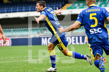 2020-09-27 - Andrea Favilli (Hellas Verona FC) celebrate after scoring - HELLAS VERONA VS UDINESE - ITALIAN SERIE A - SOCCER