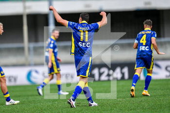 2020-09-27 - Andrea Favilli (Hellas Verona FC) celebrate after scoring - HELLAS VERONA VS UDINESE - ITALIAN SERIE A - SOCCER