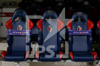 2020-09-28 - Bologna FC bench. Banners are positioned in order to avoid proximity between members of the coaching staff, complying with the anti covid-19 current regulation - BOLOGNA VS PARMA - ITALIAN SERIE A - SOCCER