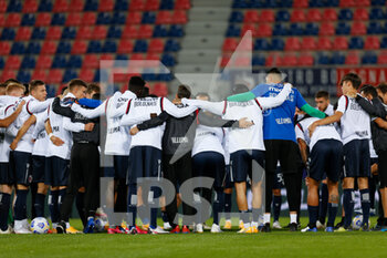 2020-09-28 - Bologna FC players gather together in circle before the match starts - BOLOGNA VS PARMA - ITALIAN SERIE A - SOCCER