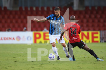 2020-09-30 - Roberto Gagliardini (FC Inter) Bryan Dabo (Benevento Calcio) - BENEVENTO VS INTER - ITALIAN SERIE A - SOCCER