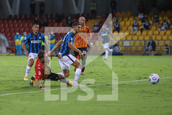 2020-09-30 - Goal di Achraf Hakimi (FC Inter) Gaetano Letizia (Benevento Calcio) - BENEVENTO VS INTER - ITALIAN SERIE A - SOCCER