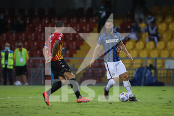 2020-09-30 - Roberto Gagliardini (FC Inter) Christian Maggio (Benevento Calcio) - BENEVENTO VS INTER - ITALIAN SERIE A - SOCCER
