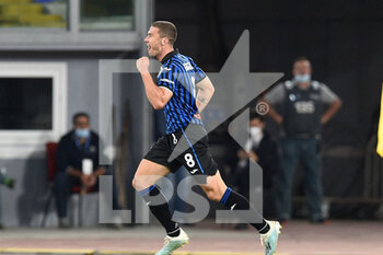 2020-09-30 - ROME, ITALY - Settember 30 : GOSENS of ATALANTA celebrates with his team mates after scores the opening goal during  soccer match between SS Lazio and ATALANTA at Stadio Olimpico on Settember 30,2020 in Rome Italy  - LAZIO VS ATALANTA - ITALIAN SERIE A - SOCCER
