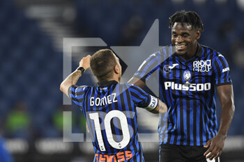 2020-09-30 - ROME, ITALY - Settember 30 Alejandro Gomez of Atalanta celebrates with his Duvan Zapata after scores after scores a gol during the Serie A soccer match between SS Lazio Atalanta Stadio Olimpico on Settember 30,2020 in Rome Italy   - LAZIO VS ATALANTA - ITALIAN SERIE A - SOCCER