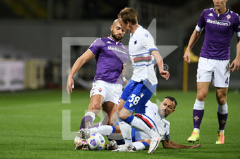 2020-10-02 - Sofyan Amrabat (ACF Fiorentina) e Fabio Quagliarella (UC Sampdoria) - FIORENTINA VS SAMPDORIA - ITALIAN SERIE A - SOCCER