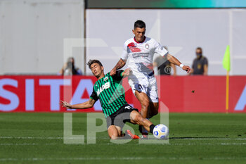 2020-10-03 - Contrasto di gioco tra Filip Djuricic (Sassuolo) e Salvatore Molina (Crotone) - SASSUOLO VS CROTONE - ITALIAN SERIE A - SOCCER