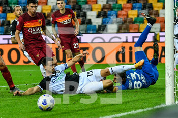 2020-10-03 - Kevin Lasagna (Udinese Calcio) in action and Antonio Mirante (AS Roma) - UDINESE VS ROMA - ITALIAN SERIE A - SOCCER