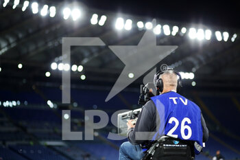 2020-10-18 - A TV camera operator during the Italian championship Serie A football match between AS Roma and Benevento Calcio on October 18, 2020 at Stadio Olimpico in Rome, Italy - Photo Federico Proietti / DPPI - AS ROMA VS BENEVENTO CALCIO - ITALIAN SERIE A - SOCCER