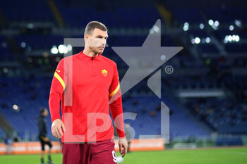 2020-10-18 - Edin Dzeko of Roma during warm up before the Italian championship Serie A football match between AS Roma and Benevento Calcio on October 18, 2020 at Stadio Olimpico in Rome, Italy - Photo Federico Proietti / DPPI - AS ROMA VS BENEVENTO CALCIO - ITALIAN SERIE A - SOCCER