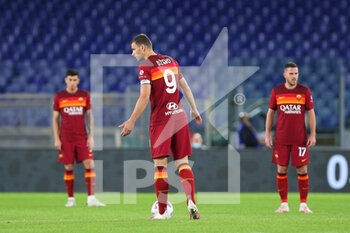 2020-10-18 - Edin Dzeko of Roma reacts after Gianluca Caprari of Benevento scored 0-1 goal during the Italian championship Serie A football match between AS Roma and Benevento Calcio on October 18, 2020 at Stadio Olimpico in Rome, Italy - Photo Federico Proietti / DPPI - AS ROMA VS BENEVENTO CALCIO - ITALIAN SERIE A - SOCCER
