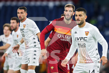 2020-10-18 - Davide Santo of Roma (C) in action during the Italian championship Serie A football match between AS Roma and Benevento Calcio on October 18, 2020 at Stadio Olimpico in Rome, Italy - Photo Federico Proietti / DPPI - AS ROMA VS BENEVENTO CALCIO - ITALIAN SERIE A - SOCCER
