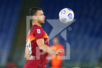 2020-10-18 - Edin Dzeko of Roma in action during the Italian championship Serie A football match between AS Roma and Benevento Calcio on October 18, 2020 at Stadio Olimpico in Rome, Italy - Photo Federico Proietti / DPPI - AS ROMA VS BENEVENTO CALCIO - ITALIAN SERIE A - SOCCER