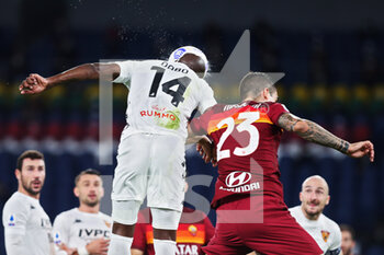 2020-10-18 - Gianluca Mancini of Roma (R) goes for a header with Bryan Dabo of Benevento during the Italian championship Serie A football match between AS Roma and Benevento Calcio on October 18, 2020 at Stadio Olimpico in Rome, Italy - Photo Federico Proietti / DPPI - AS ROMA VS BENEVENTO CALCIO - ITALIAN SERIE A - SOCCER