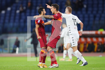 2020-10-18 - Pedro Rodriguez of Roma celebrates with his teammates after scoring 1-0 goal during the Italian championship Serie A football match between AS Roma and Benevento Calcio on October 18, 2020 at Stadio Olimpico in Rome, Italy - Photo Federico Proietti / DPPI - AS ROMA VS BENEVENTO CALCIO - ITALIAN SERIE A - SOCCER