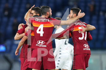 2020-10-18 - Pedro Rodriguez of Roma celebrates with his teammates after scoring 1-1 goal during the Italian championship Serie A football match between AS Roma and Benevento Calcio on October 18, 2020 at Stadio Olimpico in Rome, Italy - Photo Federico Proietti / DPPI - AS ROMA VS BENEVENTO CALCIO - ITALIAN SERIE A - SOCCER