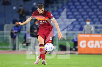 2020-10-18 - Edin Dzeko of Roma scores 2-1 goal during the Italian championship Serie A football match between AS Roma and Benevento Calcio on October 18, 2020 at Stadio Olimpico in Rome, Italy - Photo Federico Proietti / DPPI - AS ROMA VS BENEVENTO CALCIO - ITALIAN SERIE A - SOCCER