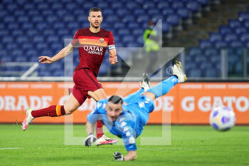 2020-10-18 - Edin Dzeko of Roma scores 2-1 goal during the Italian championship Serie A football match between AS Roma and Benevento Calcio on October 18, 2020 at Stadio Olimpico in Rome, Italy - Photo Federico Proietti / DPPI - AS ROMA VS BENEVENTO CALCIO - ITALIAN SERIE A - SOCCER