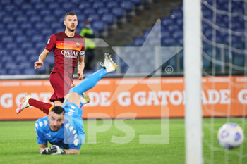 2020-10-18 - Edin Dzeko of Roma scores 2-0 goal during the Italian championship Serie A football match between AS Roma and Benevento Calcio on October 18, 2020 at Stadio Olimpico in Rome, Italy - Photo Federico Proietti / DPPI - AS ROMA VS BENEVENTO CALCIO - ITALIAN SERIE A - SOCCER