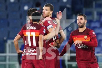 2020-10-18 - Edin Dzeko of Roma celebrates with his teammates after scoring 2-1 goal during the Italian championship Serie A football match between AS Roma and Benevento Calcio on October 18, 2020 at Stadio Olimpico in Rome, Italy - Photo Federico Proietti / DPPI - AS ROMA VS BENEVENTO CALCIO - ITALIAN SERIE A - SOCCER
