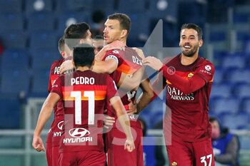 2020-10-18 - Edin Dzeko of Roma celebrates with his teammates after scoring 2-0 goal during the Italian championship Serie A football match between AS Roma and Benevento Calcio on October 18, 2020 at Stadio Olimpico in Rome, Italy - Photo Federico Proietti / DPPI - AS ROMA VS BENEVENTO CALCIO - ITALIAN SERIE A - SOCCER