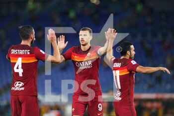 2020-10-18 - Edin Dzeko of Roma (C), Bryan Cristante (L) and Pedro Rodriguez (R) celebrate Henrikh Mkhitaryan goal which was later annulled by VAR during the Italian championship Serie A football match between AS Roma and Benevento Calcio on October 18, 2020 at Stadio Olimpico in Rome, Italy - Photo Federico Proietti / DPPI - AS ROMA VS BENEVENTO CALCIO - ITALIAN SERIE A - SOCCER