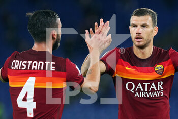 2020-10-18 - Edin Dzeko of Roma (R) and Bryan Cristante celebrate Henrikh Mkhitaryan's goal which was later annulled by VAR during the Italian championship Serie A football match between AS Roma and Benevento Calcio on October 18, 2020 at Stadio Olimpico in Rome, Italy - Photo Federico Proietti / DPPI - AS ROMA VS BENEVENTO CALCIO - ITALIAN SERIE A - SOCCER