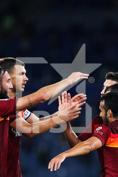 2020-10-18 - Henrikh Mkhitaryan of Roma celebrates with his teammates his goal which was later annulled by VAR during the Italian championship Serie A football match between AS Roma and Benevento Calcio on October 18, 2020 at Stadio Olimpico in Rome, Italy - Photo Federico Proietti / DPPI - AS ROMA VS BENEVENTO CALCIO - ITALIAN SERIE A - SOCCER