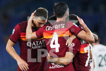 2020-10-18 - Henrikh Mkhitaryan of Roma celebrates with his teammates his goal which was later annulled by VAR during the Italian championship Serie A football match between AS Roma and Benevento Calcio on October 18, 2020 at Stadio Olimpico in Rome, Italy - Photo Federico Proietti / DPPI - AS ROMA VS BENEVENTO CALCIO - ITALIAN SERIE A - SOCCER